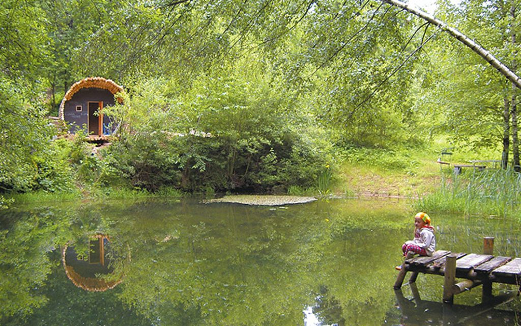 sauna_maedchen_teich Gartenteich mit Mädchen und Sauna