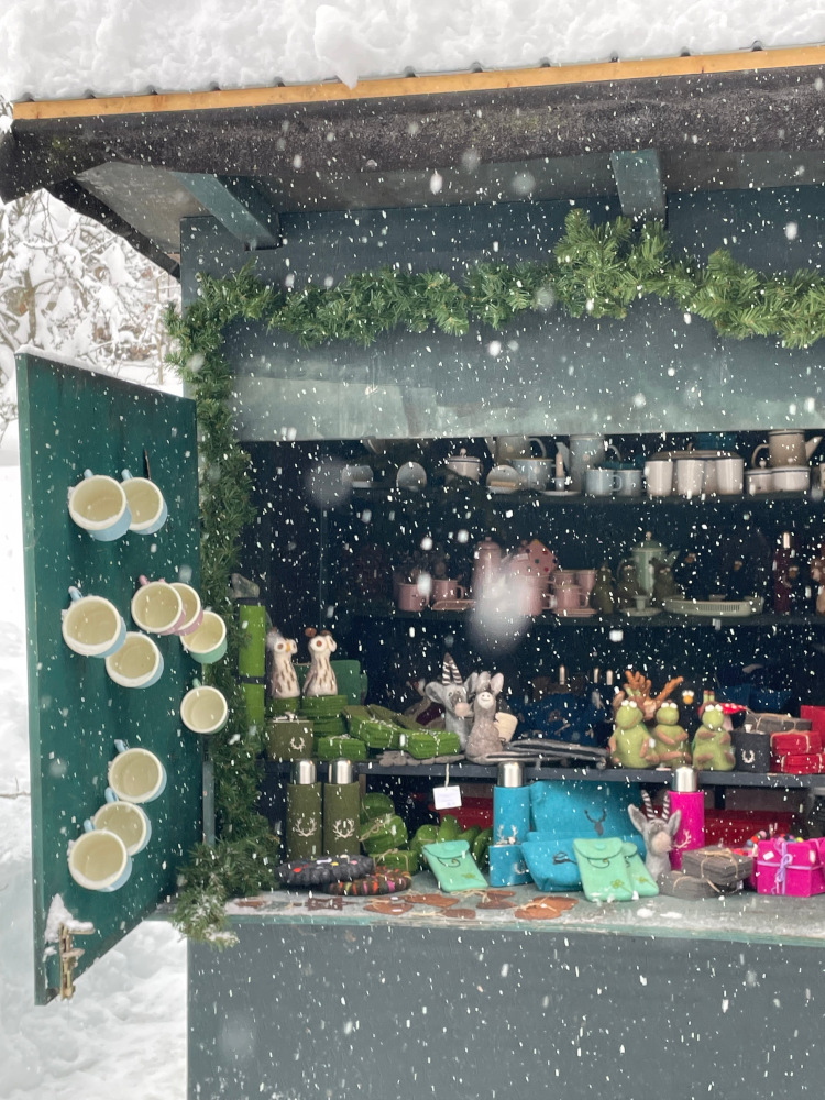 Emaillegeschirr und Filz auf dem Weihnachtsmarkt im Grashöfle